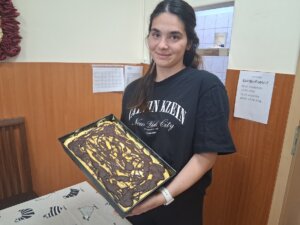 A Pap Károly utca 22/C. szám alatt található Indián Nyár Idősek Klubjában minden hónapban megrendezik a Rejtélyek a klubban című közösségi programot, amely logikai feladványaival és nagy összpontosítást igénylő társasjátékaival kifejezetten a memória megőrzését, a mentális egészség megóvását szolgálja. A program felelőse és játékmestere Sipos Rebeka gondozónő, aki az elmúlt év októbere óta dolgozik a klub csapatában, és nagy örömmel készíti elő hónapról-hónapra az újabb foglalkozásokhoz szükséges talányok sokaságát.