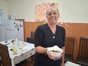 A rejtélyek sorozata további érdekes és izgalmas feladványokkal folytatódott, családias hangulatot teremtve a résztvevők körében. Mint Gombócz Ferencné szervezeti egységvezető elmondta, a Rejtélyek a klubban az Indián Nyár legnépszerűbb programjai közé tartozik, amelynek látogatottsága átlagon felül áll. A feladványok sorozatának lezárulását követően a jelenlévők helyben készített csokoládés tortát és tejszínhabos almás-pudingos csemegét kaptak, amelynek elfogyasztása alatt kötetlenül értékelték a játékban nyújtott teljesítményüket, és dicsérték a pompás sütemények készítőjét, Surányi Limbóczki Anitát.