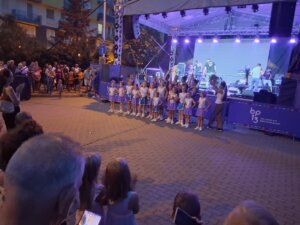 A két utolsó zenekar fellépése között igazi csemegének tapsolhatott a nap végére már kissé megfogyatkozott közönség: a három korosztályból összeállított mazsorett csoportok vérpezsdítő előadása igazi sikert, hosszantartó tetszésnyilvánítást váltott ki a publikumból.