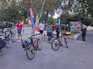 A Szociális Szolgáltató Központ, a Prevenciós Központ, az Egyesített Óvoda, a polgármesteri hivatal, a XIII. Kerületi Lokálpatrióták Egyesülete, az Angyalföld Polgárőr Szervezet, és a Balassi Bálint Bajtársi Egyesület munkatársai ezúttal is öt helyszínen – a Jászai Mari téren, a Duna teraszon, a Lehel Csarnok Bulcsú utcai sarkán, a Szegedi úti Szakrendelő előtt és a Papp Károly utca – Szegedi út sarkán - állították meg egy kis frissítőre és csemegére a környezettudatos magatartást életvitelszerűen vállaló embereket. A szervezők és a közreműködők tapasztalatai szerint az elmúlt években jelentősen növekedett a környezetbarát járművekkel közlekedő emberek száma kerületünkben, amit a mostani akció is igazolt.