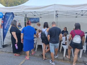 A könnyed nyárvégi kikapcsolódás mellett ezúttal is ott volt a résztvevők között a Szociális Szolgáltató Központ, a BRFK XIII. Kerületi Rendőrkapitányság, a Katasztrófavédelem, a tűzoltóság, és a közterület-felügyelet szakembereiből álló Közbiztonsági kuckó csapata, amelynek sátránál a nap folyamán egymást váltották kérdéseikkel, javaslataikkal, észrevételeikkel a városrész lakói – és gyermekeik, akiket különböző fejtörőkkel, színezős és kirakós játékokkal és természetesen számtalan apró ajándékkal vártak a szakemberek.