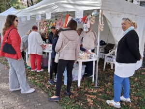 A Szociális Szolgáltató Központ által működtetett Idősek Klubhálózatának standjánál is folyamatos volt a sorállás: az Őszikék, a Reménysugár, az Évgyűrűk és a Nosztalgia Ház Idősek Klubjai tagsága által készített szép és praktikus használati és emléktárgyak, valamint ruházati cikkek őszinte elismerésre találtak a búcsú látogatóinál.