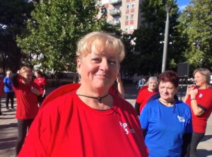 A Béke téren megrendezett flashmobot hosszú felkészülési folyamat előzte meg, amelynek állomásairól az Angyalléptek főpróbáján, szeptember 22-én, az Országbíró sétányon Sinka Attiláné Katalint, a Klub Kávézó Idősek Klubja szervezeti egységvezetőjét, a közös tánc létrejöttének kezdeményezőjét kérdeztük.